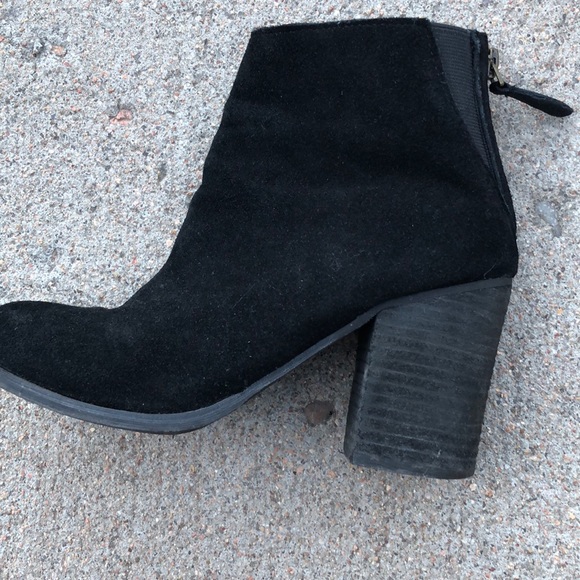 Urban Outfitters • Black suede booties - Picture 6 of 6